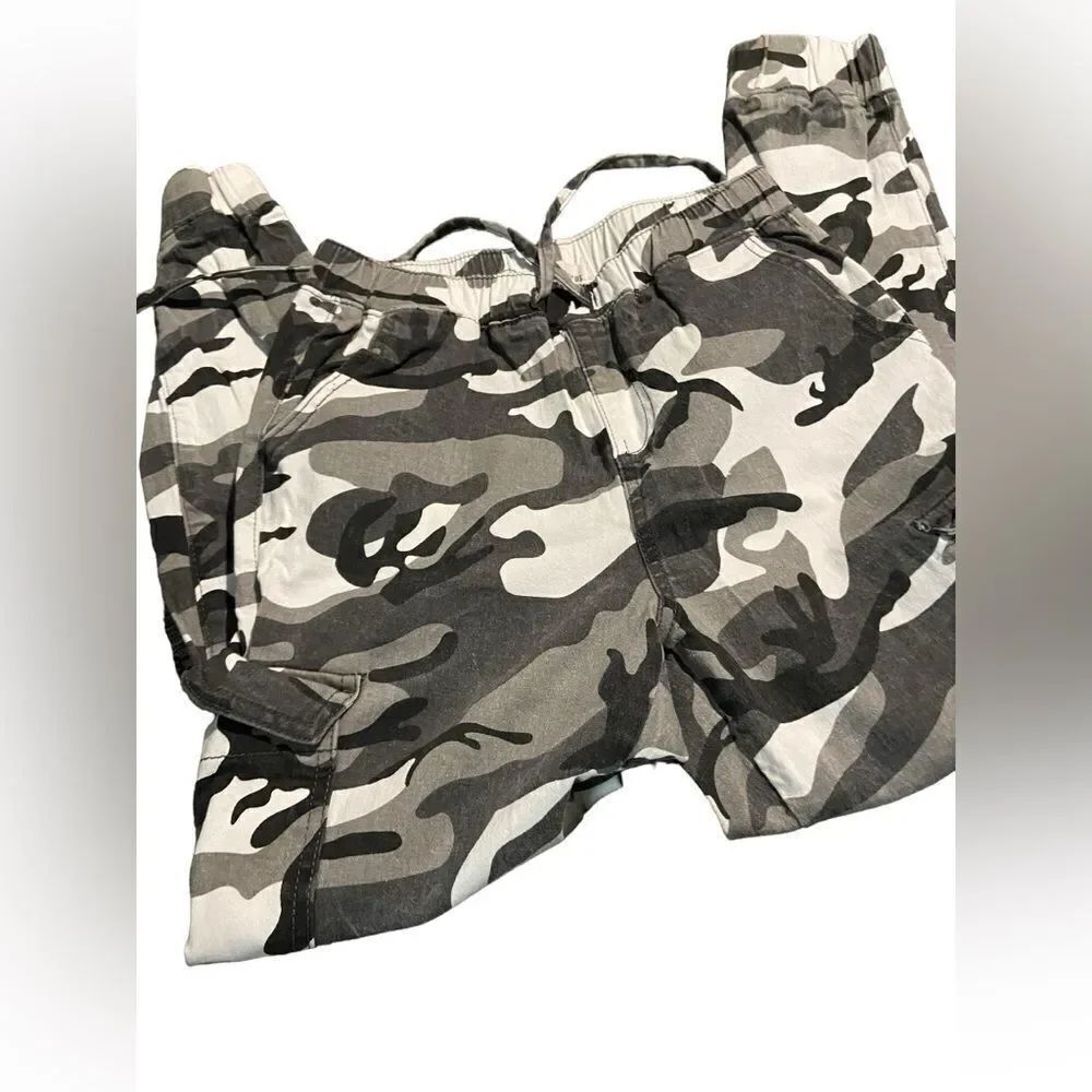 Almost Famous size medium camo elastic waist cargo style excellent condition